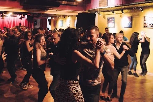 Cours de bachata à The Embassy Room
